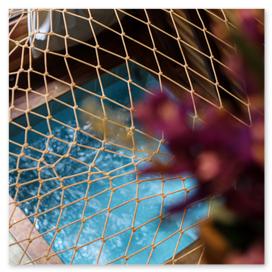 Piscina com hidromassagem e deck ensolarado