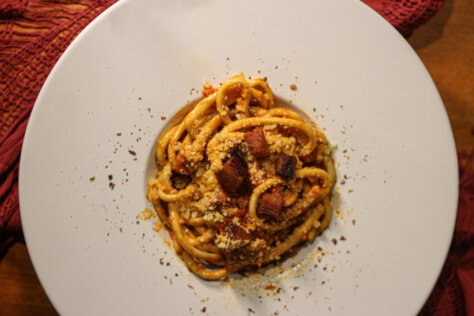 Prato de massa fresca com ingredientes amazônicos