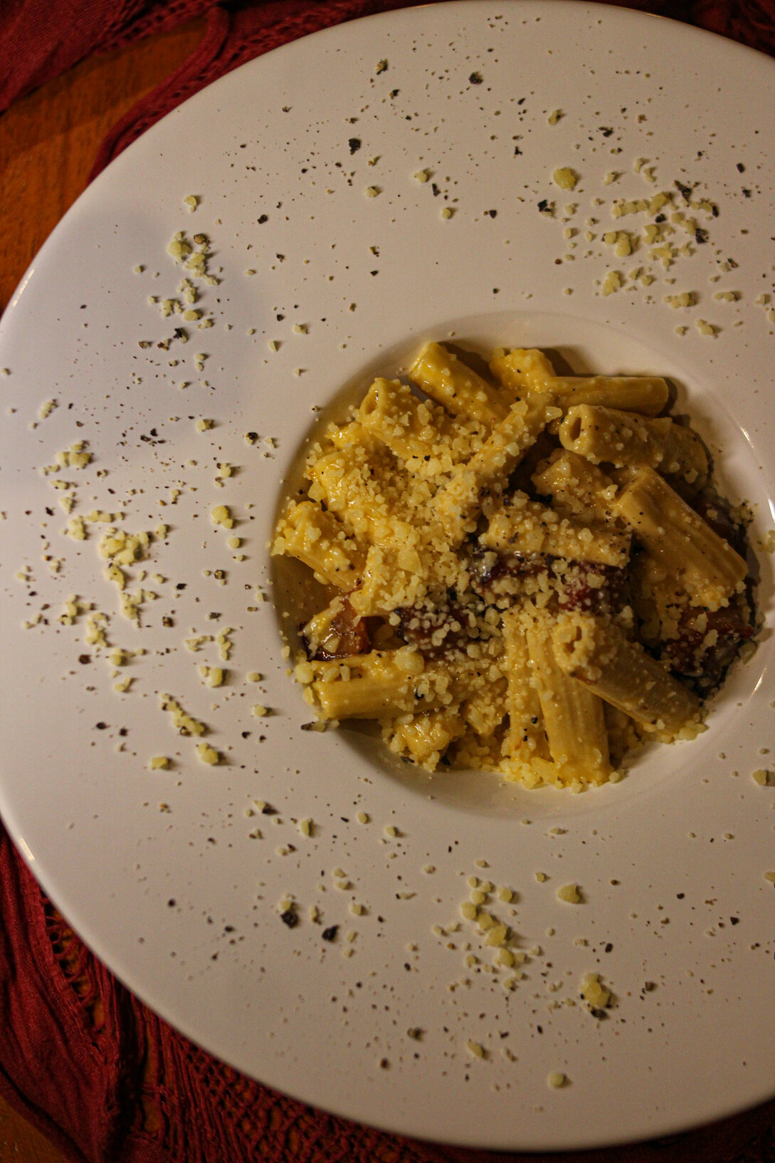 Fettuccine fresco servido com molho de tucupi e jambu